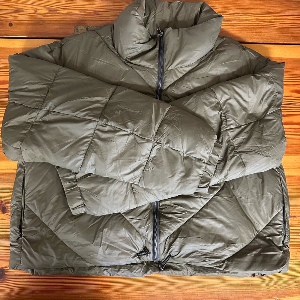 Cropped green puffer coat.  Size Large. Never worn, no tags